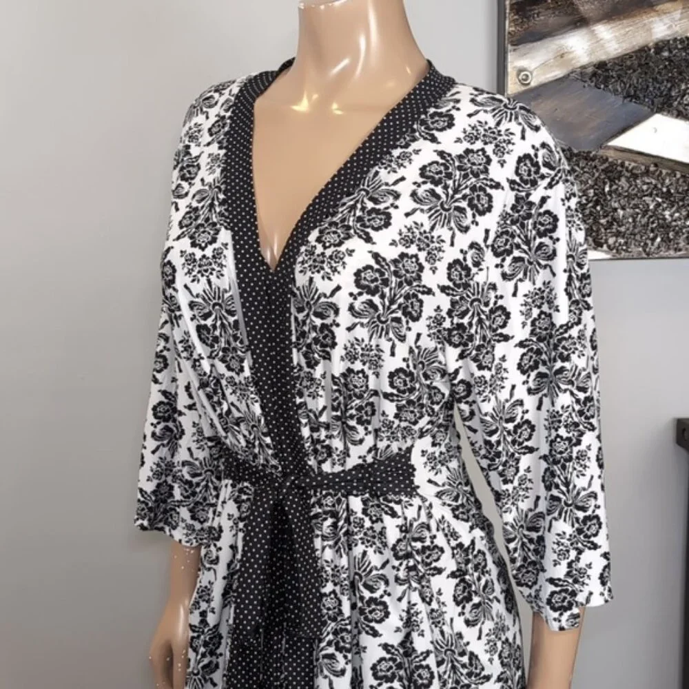 💠Laura Ashley Sleepwear Set Womens Size Large Black White Damask Robe Dress PJs - Picture 8 of 14